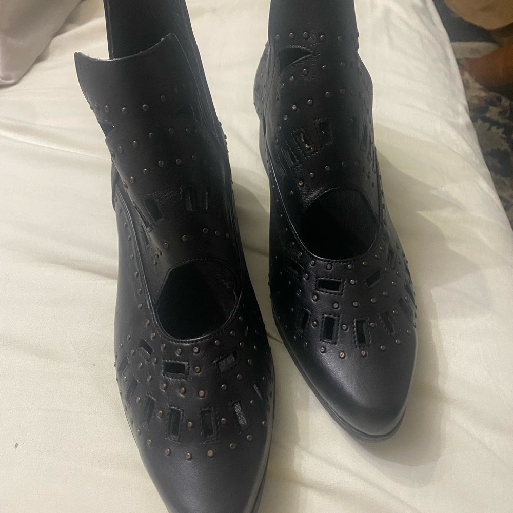 Sbicca Black leather booties